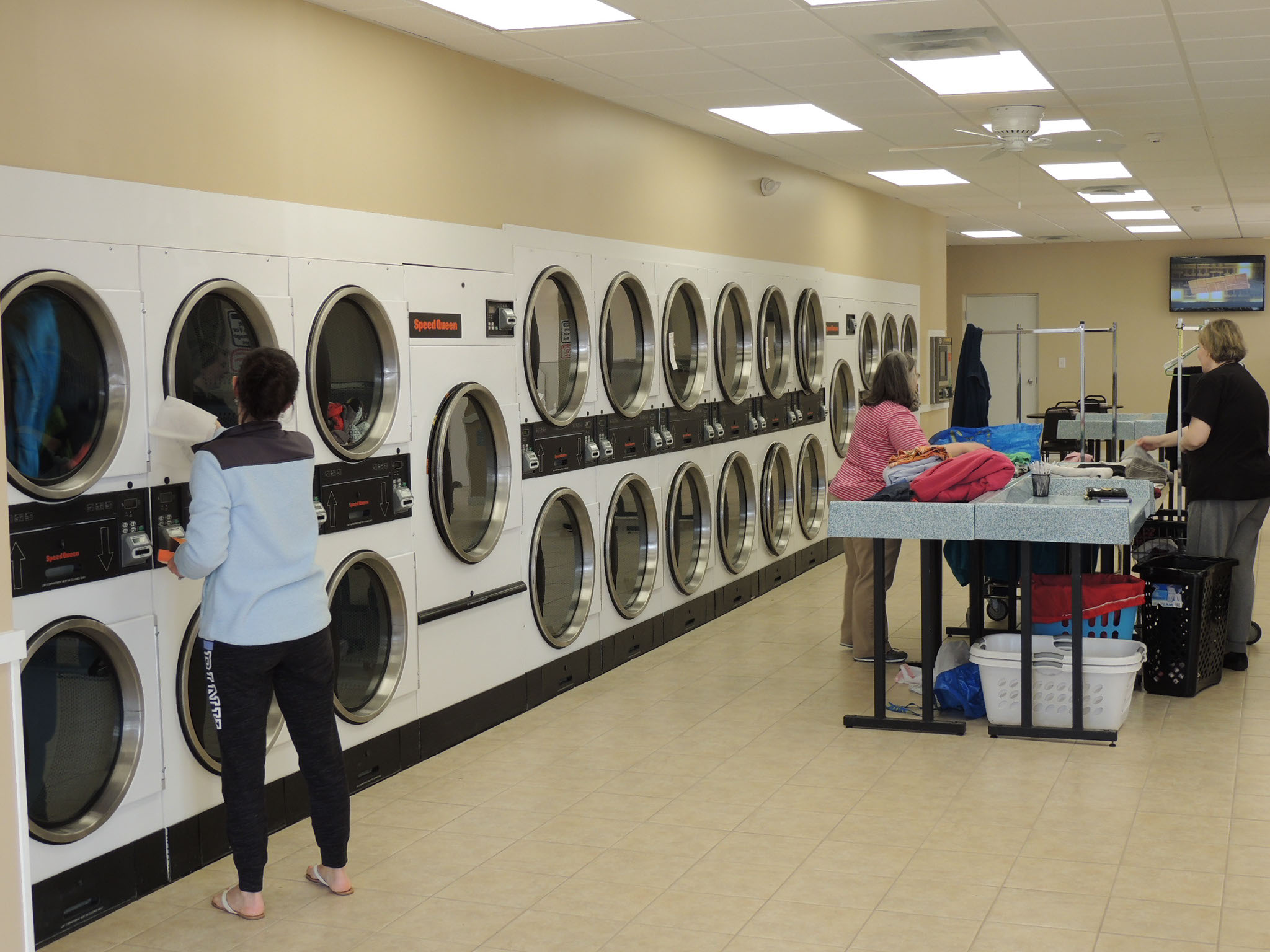 Town Hall Laundromat Wash Dry Fold Laundry Johnston,RI