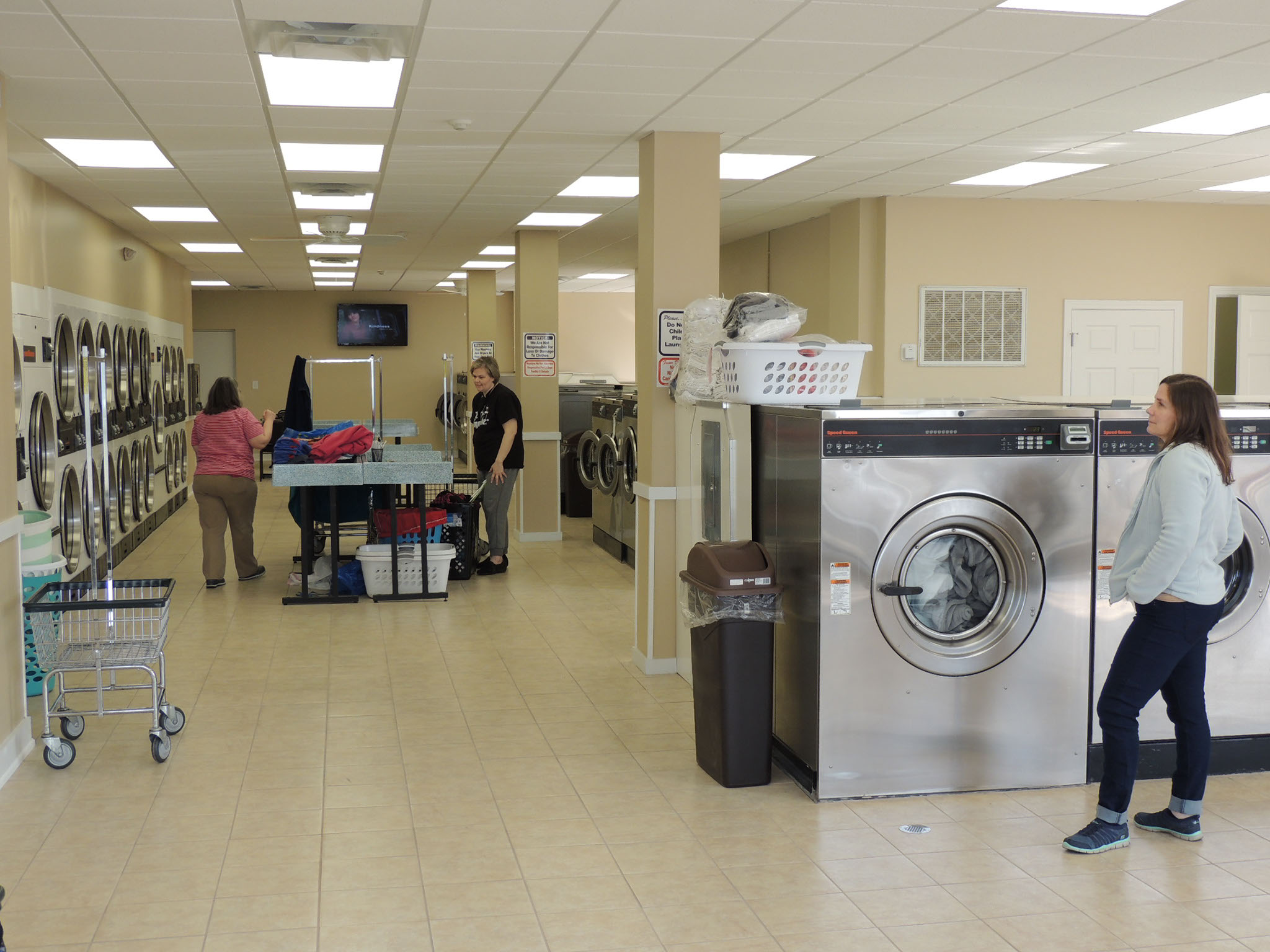 Town Hall Laundromat Wash Dry Fold Laundry Johnston,RI